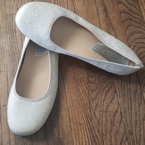 Earthies Ennis flats, size 10B, Silver